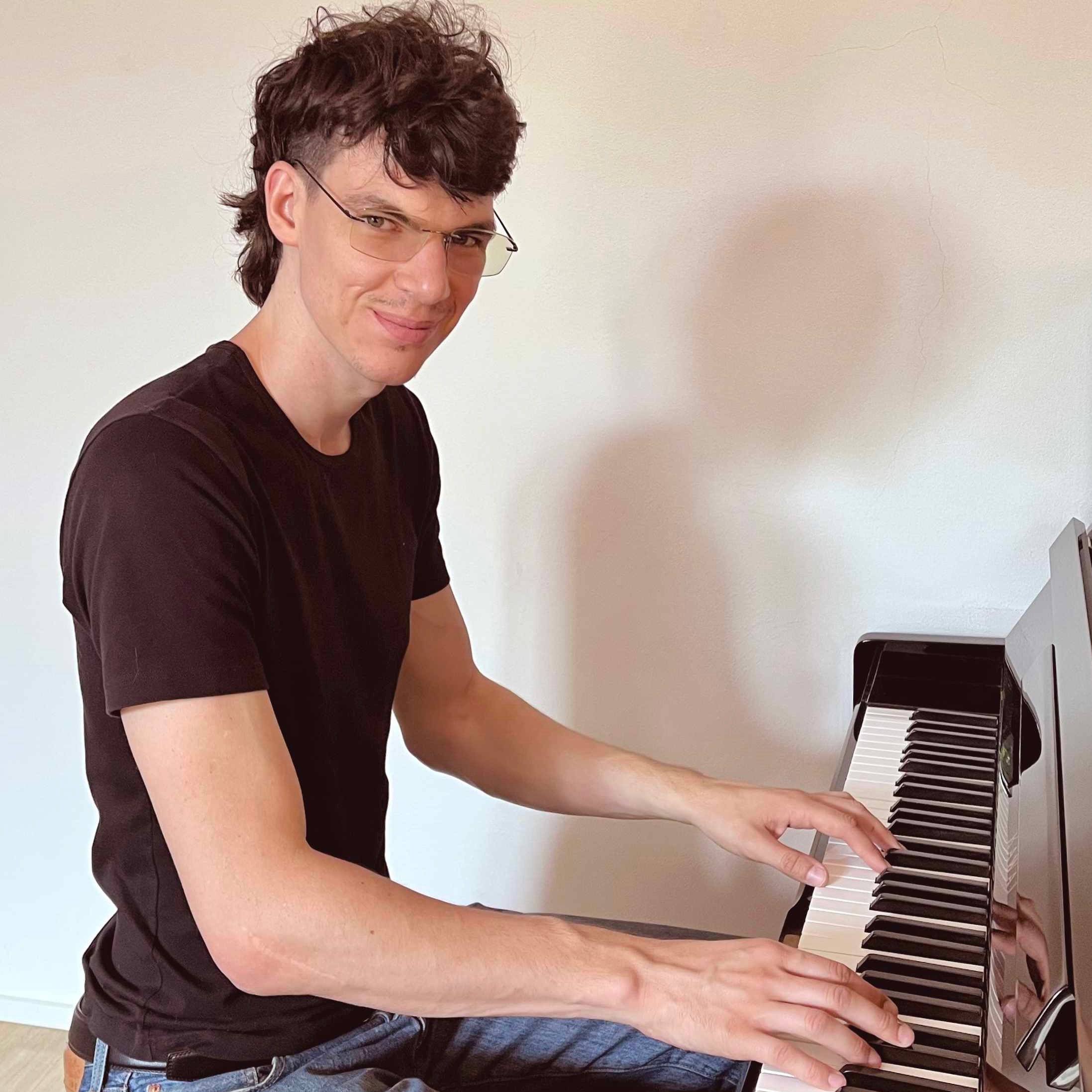 Giacomo D'Elia, insegnante di pianoforte e armonia moderna a Mantova